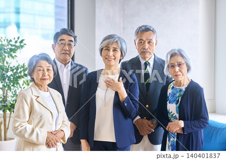 会議室でカメラに向かって立つシニアのビジネスグループ 140401837