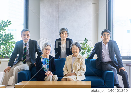 窓辺のソファで並ぶシニアビジネスチームの集合写真 140401840