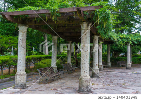 緑豊かな公園の入り口にある大谷石の藤棚 緑豊かな公園の入り口にある大谷石の藤棚 140401949