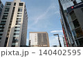ビルの谷間から見る空 140402595