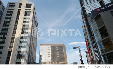 ビルの谷間から見る空 ビルの谷間から見る空 140402595