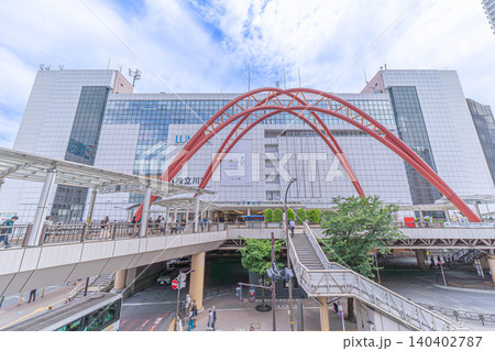 立川駅北口のルミネ立川と赤いアーチ、ペデストリアンデッキを行き交う人々と路線バス【東京都立川市曙町】 立川駅北口のルミネ立川と赤いアーチ、ペデストリアンデッキを行き交う人々と路線バス【東京都立川市曙町】 140402787