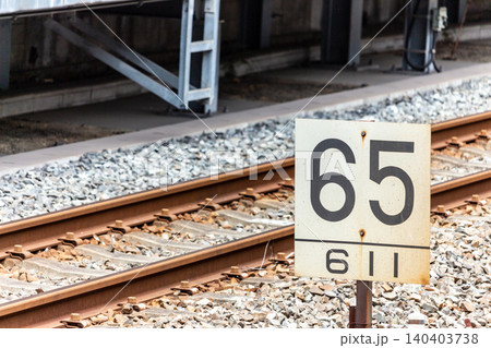 鉄道の線路脇に立つ速度制限標識と区間長表示のイメージ 鉄道の線路脇に立つ速度制限標識と区間長表示のイメージ 140403738