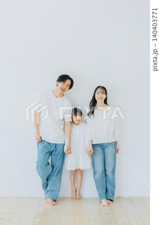 親子3人のファミリーフォト 140403771