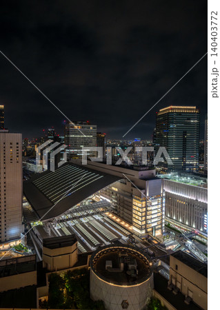 大阪駅と梅田の高層ビル群を望む夜景 大阪駅と梅田の高層ビル群を望む夜景 140403772