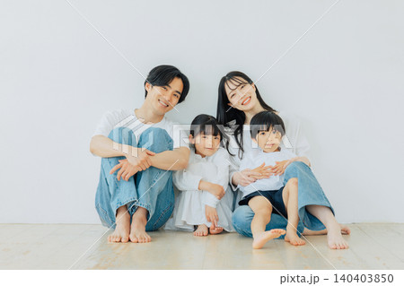 親子4人のファミリーフォト 140403850