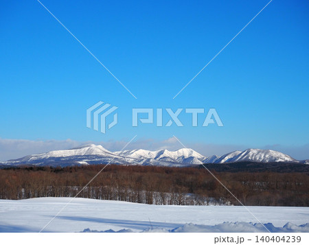 美しく雪の積もった山々 美しく雪の積もった山々 140404239