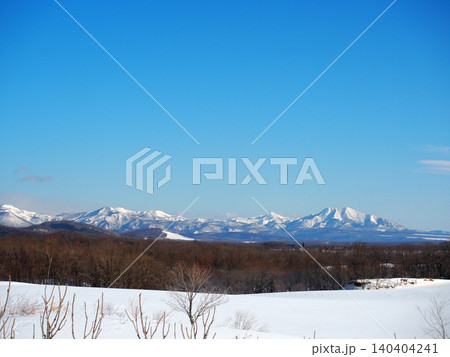 美しく雪の積もった山々 美しく雪の積もった山々 140404241
