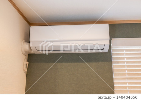 典型的なエアコン　typical no-brand home air conditioner 140404650