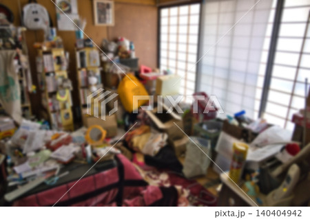 多くの物で乱雑な部屋　汚部屋　ボカシ 140404942