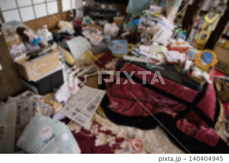 多くの物で乱雑な部屋 汚部屋 ボカシ 多くの物で乱雑な部屋 汚部屋 ボカシ 140404945