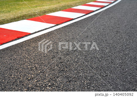 サーキットのコースのコーナーと縁石 サーキットのコースのコーナーと縁石 140405092