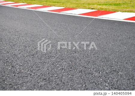 サーキットのコースのコーナーと縁石 サーキットのコースのコーナーと縁石 140405094