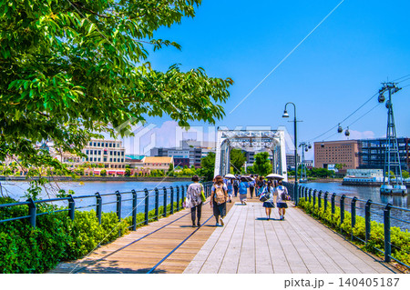 日本の横浜都市景観リニューアル…ボードウォーク改修工事終了。新緑に映える汽車道などを望む＝6月12日 140405187