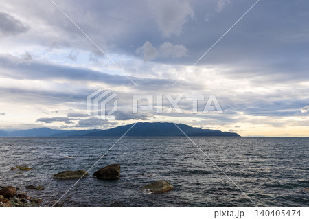 福井県、敦賀湾付近の風景 140405474