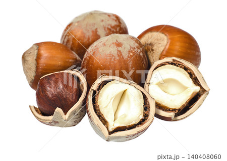 Cracked and whole hazelnuts close up 140408060