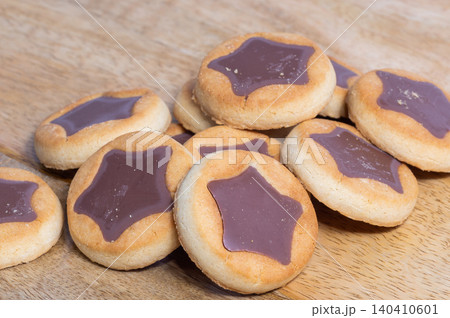 Cookies with chocolate filling on a wooden background Cookies with chocolate filling on a wooden background 140410601