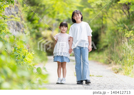 手をつないで歩く女の子 手をつないで歩く女の子 140412713