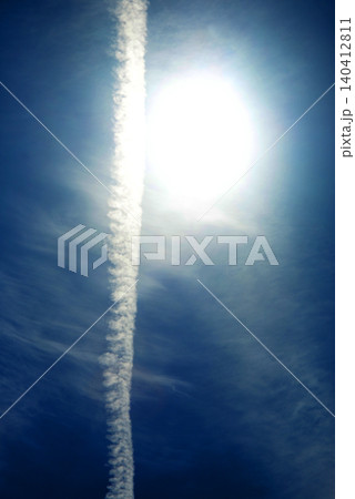 太陽と飛行機雲 140412811