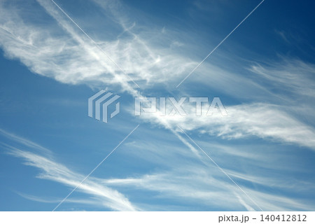 飛行機雲 筋雲 飛行機雲 筋雲 140412812