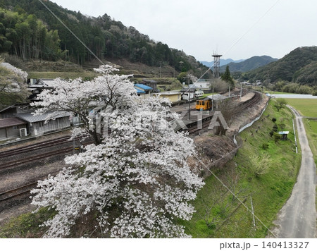 桜咲く江川崎駅に停車する予土線列車の空撮風景(高知県) 桜咲く江川崎駅に停車する予土線列車の空撮風景(高知県) 140413327