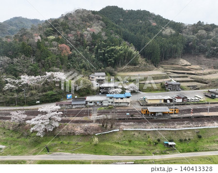 桜咲く江川崎駅に停車する予土線列車の空撮風景(高知県) 桜咲く江川崎駅に停車する予土線列車の空撮風景(高知県) 140413328