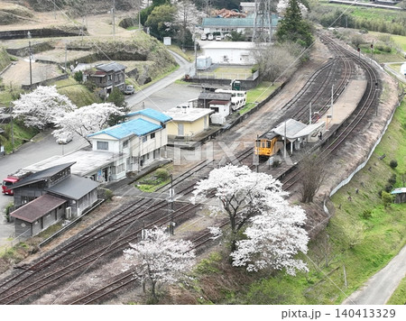 桜咲く江川崎駅に停車する予土線列車の空撮風景(高知県) 140413329