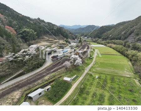 桜咲く江川崎駅に停車する予土線列車の空撮風景(高知県) 桜咲く江川崎駅に停車する予土線列車の空撮風景(高知県) 140413330
