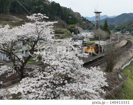 桜咲く江川崎駅に停車する予土線列車の空撮風景(高知県) 桜咲く江川崎駅に停車する予土線列車の空撮風景(高知県) 140413331