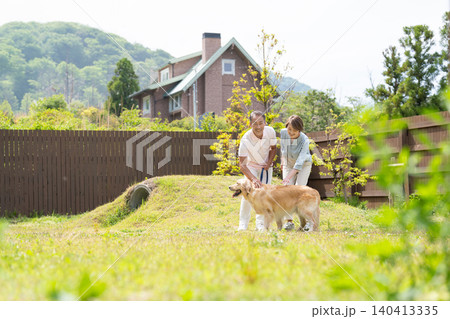 愛犬とペット旅を楽しむシニア夫婦 愛犬とペット旅を楽しむシニア夫婦 140413335