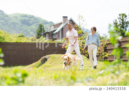 愛犬とペット旅を楽しむシニア夫婦 愛犬とペット旅を楽しむシニア夫婦 140413338