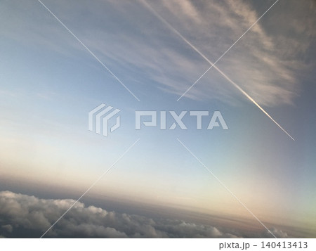夕暮れの機窓から見る雲海と飛行機雲 140413413