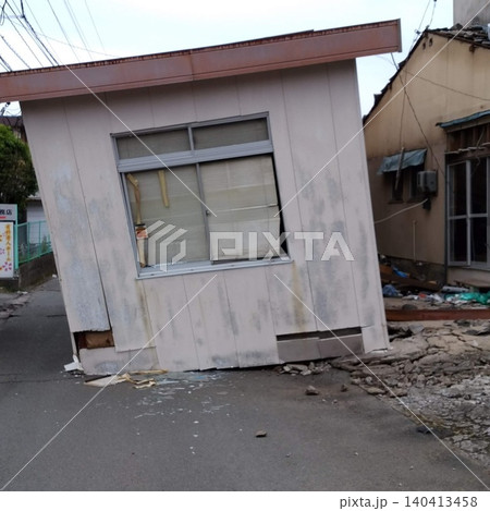 熊本地震 被災地の記録 地震の揺れで大きく傾いたプレハブ小屋・建物 140413458
