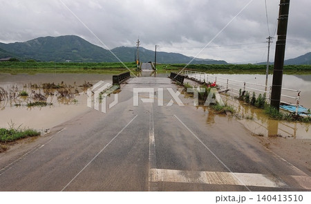 豪雨災害による河川氾濫と道路・橋の冠水被害(佐賀県武雄市) 豪雨災害による河川氾濫と道路・橋の冠水被害(佐賀県武雄市) 140413510