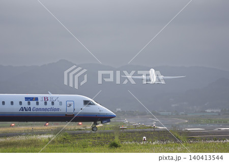 夕暮れの仙台空港　タキシング中の飛行機　宮城県名取市 140413544