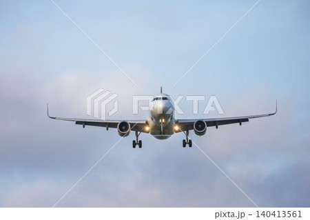 夕暮れの仙台空港 着陸中の飛行機 宮城県名取市 夕暮れの仙台空港 着陸中の飛行機 宮城県名取市 140413561