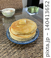 ホットケーキにシロップをかける 140413652