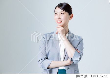 腕組みをする女性 140413746