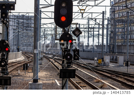早朝の光に照らされる鉄道の信号機と線路 安全と運行の象徴 140413785