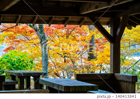 山梨 紅葉に染まる山中湖 140413841