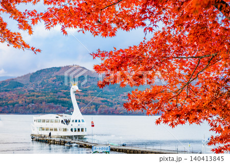 山梨 紅葉に染まる山中湖 140413845