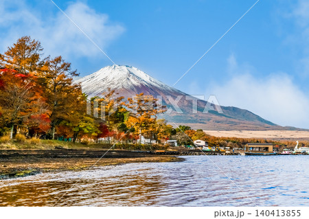 山梨 紅葉に染まる山中湖 山梨 紅葉に染まる山中湖 140413855