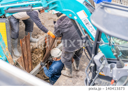 合流管耐震化工事(更生工法)下水道管の公共下水道工事 土留め 矢板施工 土留掘削 油圧ショベル 合流管耐震化工事(更生工法)下水道管の公共下水道工事 土留め 矢板施工 土留掘削 油圧ショベル 140413873