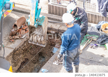 合流管耐震化工事（更生工法）下水道管の公共下水道工事 埋設物掘削 油圧ショベル ショベル 陶管 老朽 140413875