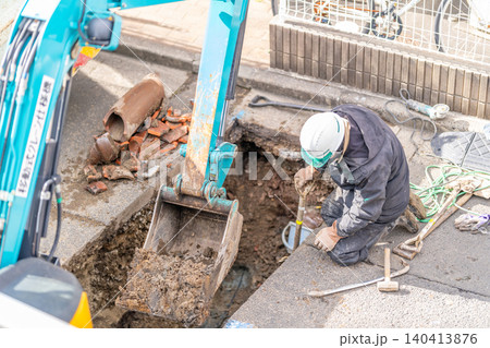 合流管耐震化工事(更生工法)下水道管の公共下水道工事 埋設物掘削 油圧ショベル ショベル 陶管 老朽 合流管耐震化工事(更生工法)下水道管の公共下水道工事 埋設物掘削 油圧ショベル ショベル 陶管 老朽 140413876