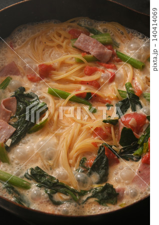 ほうれん草とベーコンのトマトクリームソースパスタ ほうれん草とベーコンのトマトクリームソースパスタ 140414069