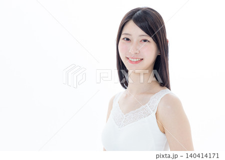 スキンケアをする女性 スキンケアをする女性 140414171