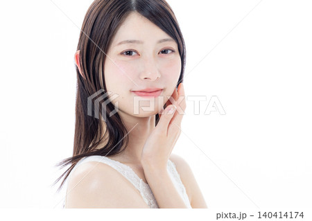 スキンケアをする女性 スキンケアをする女性 140414174