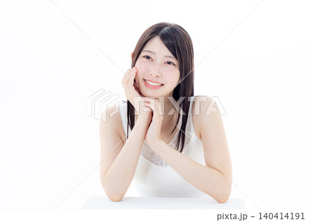 スキンケアをする女性 140414191
