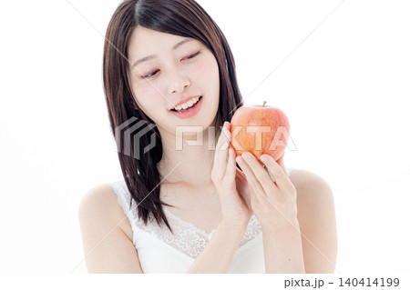 果物を持つ女性 果物を持つ女性 140414199